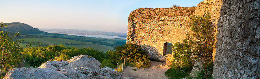 Sirotčí hrádek ve zlatém světle